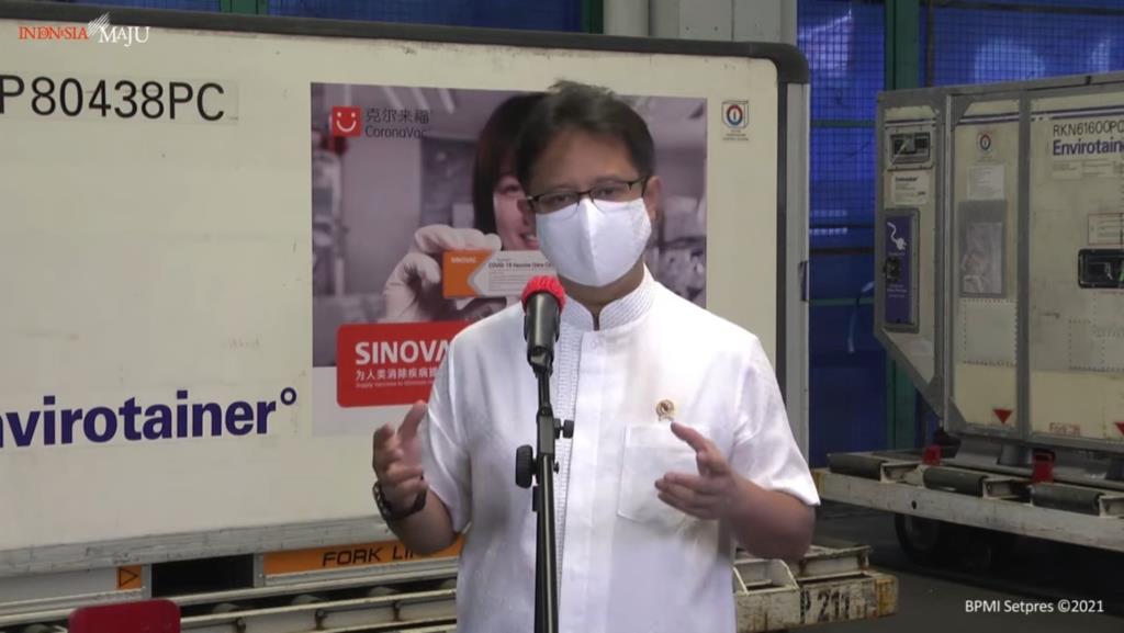 Menkes Budi Gunadi Sadikin memberikan keterangan pers di Bandara Soetta, Banten, Minggu, 18 April 2021. Foto: BPMI Setwapres