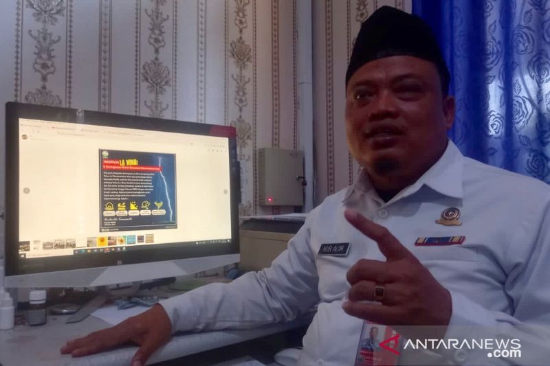Kepala BMKG stasiun Meteorologi Palu, Nur Alim menjelaskan prakiraan cuaca di wilayah Sulawesi Tengah, Kamis 28/10/2021. (Foto: ANTARA/Kristina Natalia)