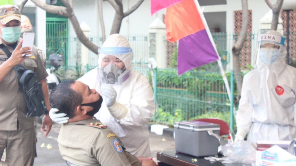 Tes PCR terhadap petugas Kecamatan Sawah Besar, Jakarta Pusat. Foto: Medcom.id/Christian