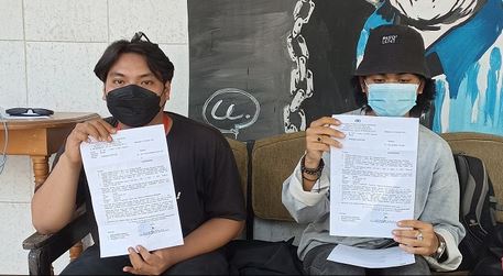 Dua mahasiswa pers kampus yang dilaporkan terkait dugaan penganiayaan dan perusakan saat ditemui di kantor LBH Makassar, Senin, 1 November 2021. Muhammad Syawaluddin/medcom.id.