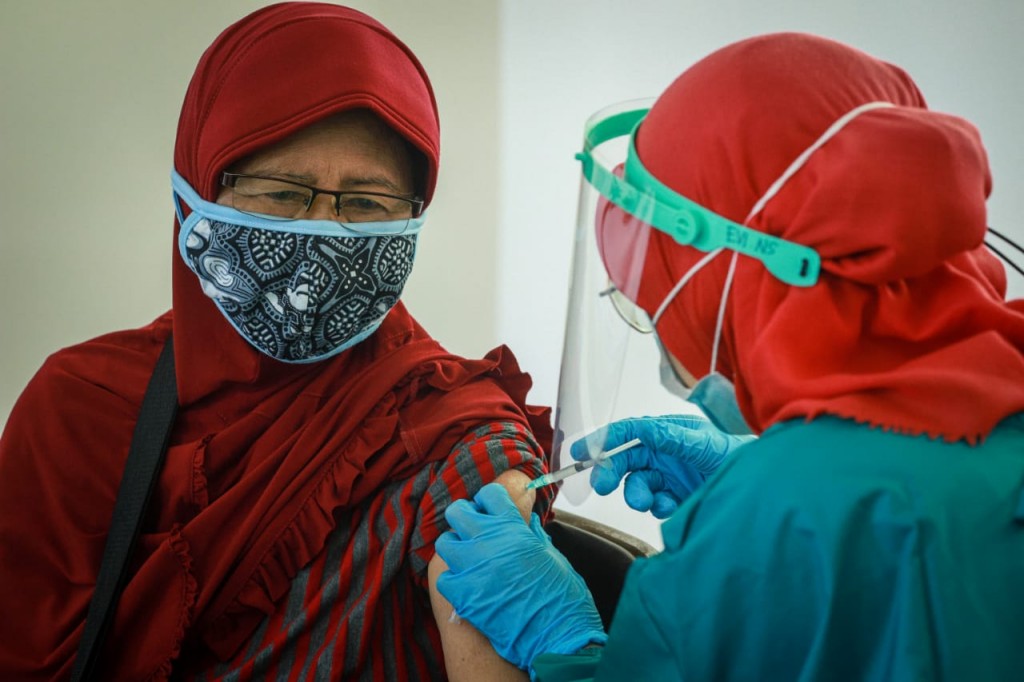 Vaksinasi covid-19 untuk lansia di Jakarta. Foto: Medcom.id/Yurike Budiman