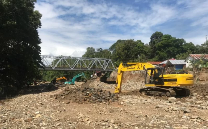 Sejumlah alat berat tengah melakukan pekerjaan untuk percepatan perbaikan jembatan ANTARA/HO