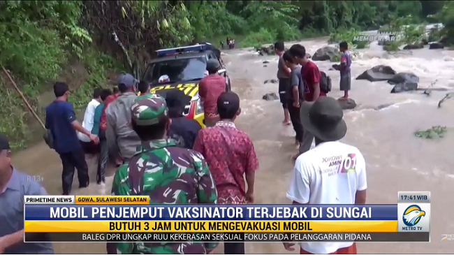 Mobil penjemput vaksinator terjebak di sungai Desa Bungto Mania, Kabupaten Gowa, Sulawesi Selatan. Foto: Dok/Metro TV