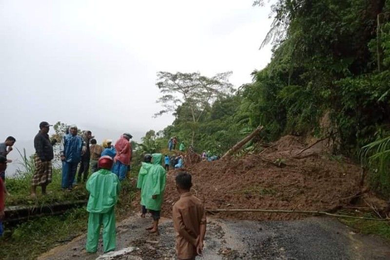 Bencana longsor menutup akses jalan poros di Kelapa Dua Kecamatan Anreapi Kabupaten Polewali Mandar (Polman) yang menghubungkan dengan Kabupaten Mamasa, Sabtu (20/11/2021). ANTARA/M Faisal Hanapi