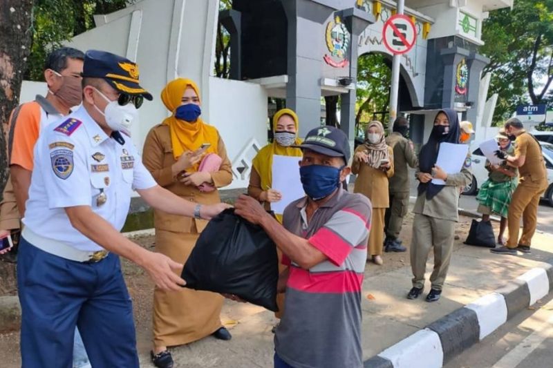 Gabungan OPD Dinsos, Dishub Satpol PP membagikan paket sembako kepada tukang becak di Makassar.ANTARA HO-Humas Pemprov Sulsel