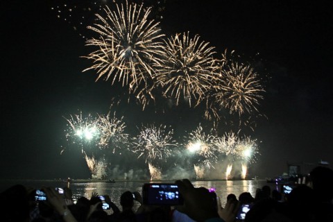 Suasana pesta kembang api tahun baru. Foto: MI/Galih Pradipta