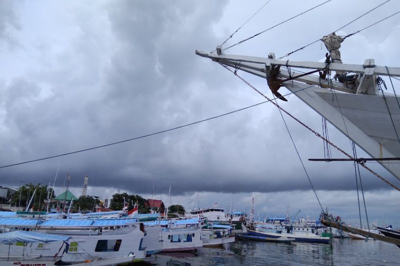 Ilustrasi suasana kapal penyeberangan antarpulau di Pelabuhan Rakyat Paotere idak berlayar akibat kondisi cuaca buruk. Antara / Suriani Mappong