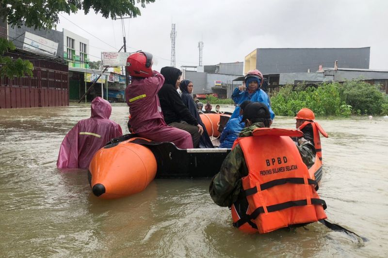 Personel BPBD mengevakuasi korban terdampak banjir menggunakan perahu karet di Makassar, Sulawesi Selatan, Selasa (7/12/2021). ANTARA/HO-BPBD Sulsel