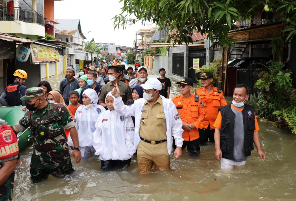 Wali Kota Makassar, Mohammad Ramdhan Pomanto, saat meninjau salah satu lokasi banjir di Kota Makassar, Sulawesi Selatan, Selasa, 7 Desember 2021. Dokumentasi/ Istimewa. 