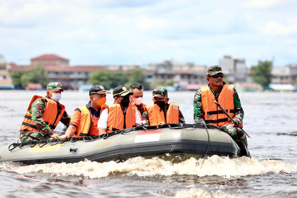 Kepala BNPB Mayjen Suharyanto meninjau banjir di Kabupaten Sintang, Kalimantan Barat, Sabtu, 20 November 2021. Foto: Istimewa