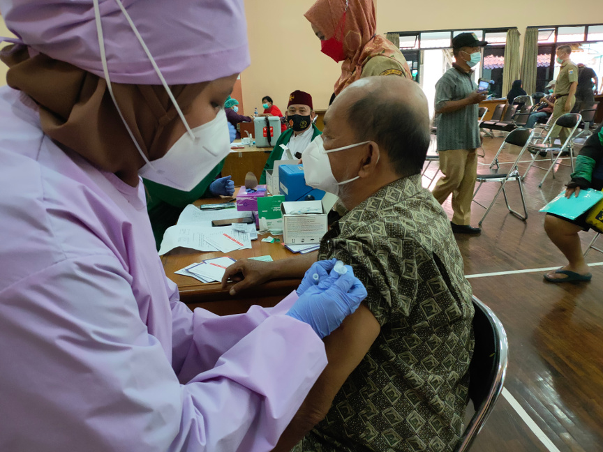 Lansia di DKI Jakarta mendapat vaksin covid-19. Medcom.id/Christian