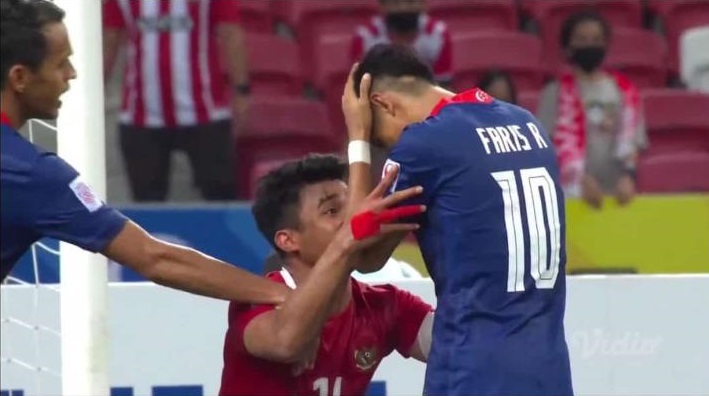 Momen Asnawi ucapkan terima kasih kepada pemain Singapura yang gagal mengeksekusi penalti. ist