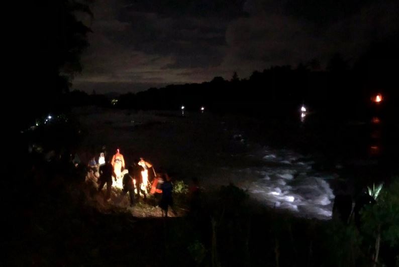Tim SAR Gabungan mencari dua anak diduga terbawa arus sungai, di Kabupaten Maros, Sulawesi Selatan, Selasa, 11 Januari 2022. Foto: Istimewa