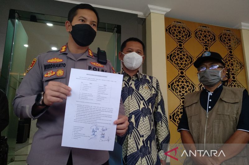 Kepala Kepolisian Resor Garut AKBP Wirdhanto Hadicaksono menunjukkan surat pembebasan tuntutan hukum kasus pembakaran sekolah di Markas Polres Garut, Jumat, 28 Januari 2022. (ANTARA/Feri Purnama)
