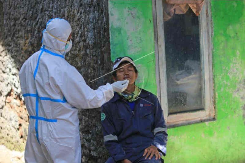 Petugas kesehatan melakukan tes usap PCR kepada warga di RT 05 Desa Sukaurip, Balongan, Indramayu, Jawa Barat, Selasa, 25 Januari 2022. Foto: Antara/Dedhez Anggara/rwa