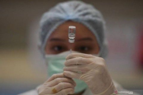 Ilustrasi: Petugas kesehatan menyiapkan vaksin saat digelar vaksinasi covid-19 di Surabaya, Jawa Timur, beberapa waktu lalu. Foto: Antara/Zabur Karuru