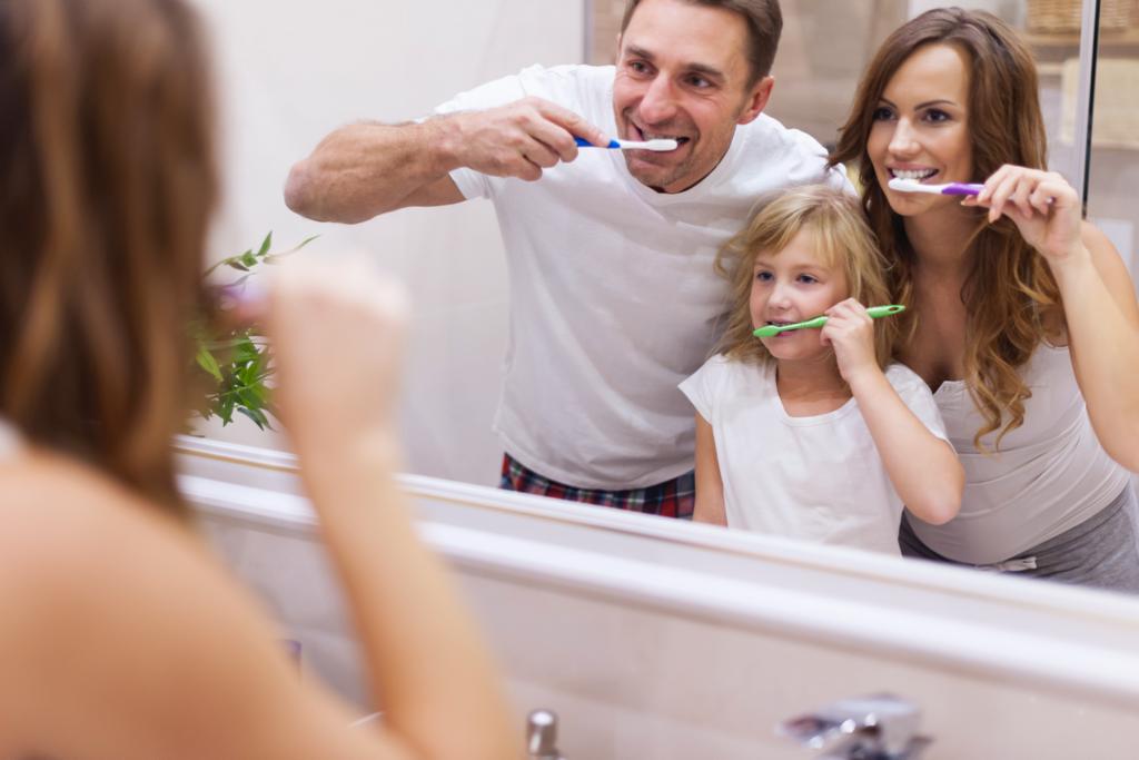 Ilustrasi orang tua dan anak sedang membersihkan gigi. Foto: Freepik