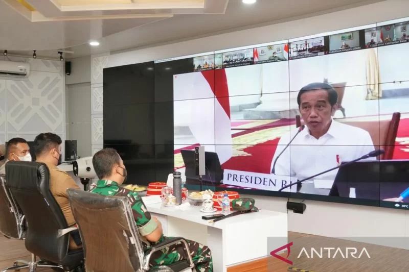 Presiden Jokowi memberikan pengarahan kepada seluruh kepala daerah agar mewaspadai lonjakan covid-19. Foto: Antara/HO-Humas Pemkab Gowa