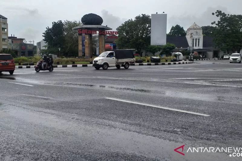 Hujan intensitas ringan-sedang mengguyur kota Tanjung Pandan, Belitung sejak kemarin Foto: Antara/Apriliansyah