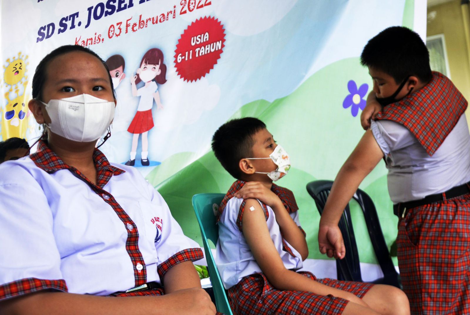 Sejumlah anak beristirahat usai mengikuti 'Road Show' vaksin covid-19 bagi anak usia 6-11 tahun di SD Kristen Hati Kudus, Makassar, Sulsel. Foto: Antara/Abriawan Abhe 