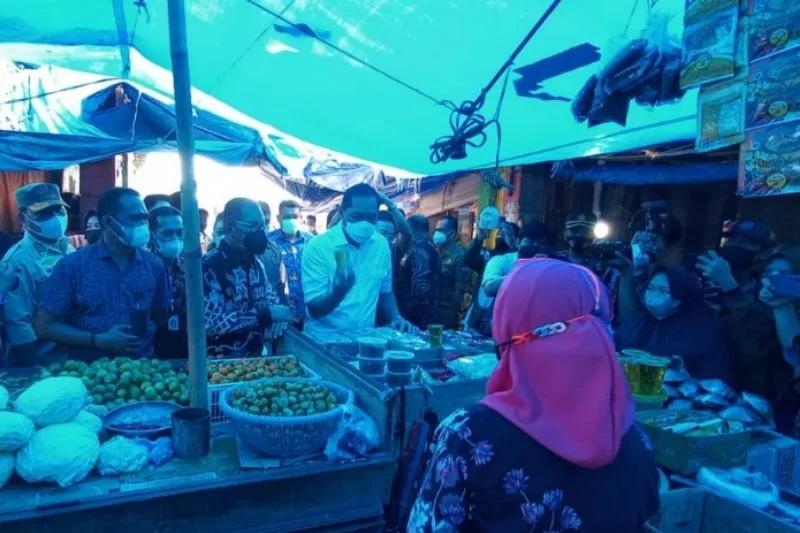 Mendag Lutfi saat berbincang dengan para pedagang terkait harga dan kebutuhan pokok jelang Ramadan di Makassar, Kamis, 17 Februari 2022. Foto: Antara/Muh Hasanuddin