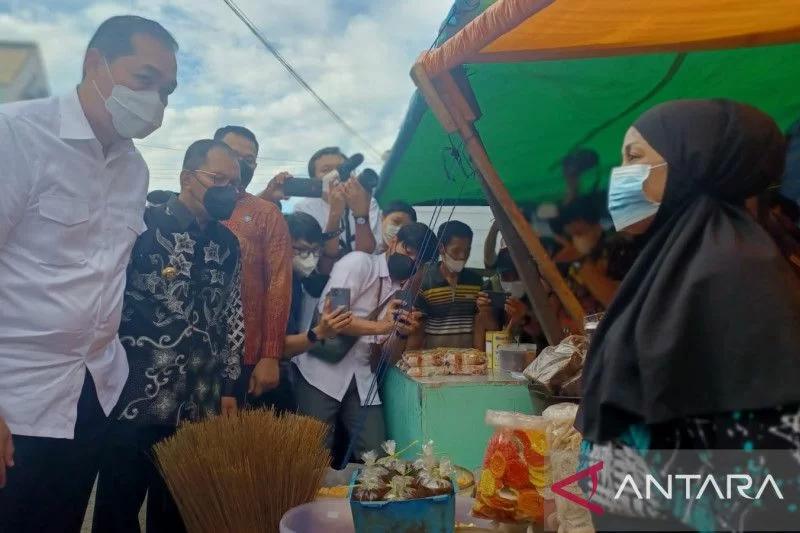 Mendag Lutfi saat berbincang dengan pedagang di Pasar Terong Makassar terkait harga dan stok kebutuhan pangan jelang Ramadhan di Makassar, Kamis, 17 Februari 2022. Foto: Antra/Muh Hasanuddin