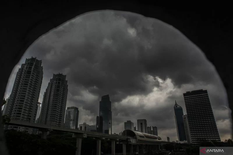 Awan mendung terlihat dari kawasan Kuningan, Jakarta Selatan, Jumat, 28 Januari 2022. Foto: Antara/Aprillio Akbar/wsj.