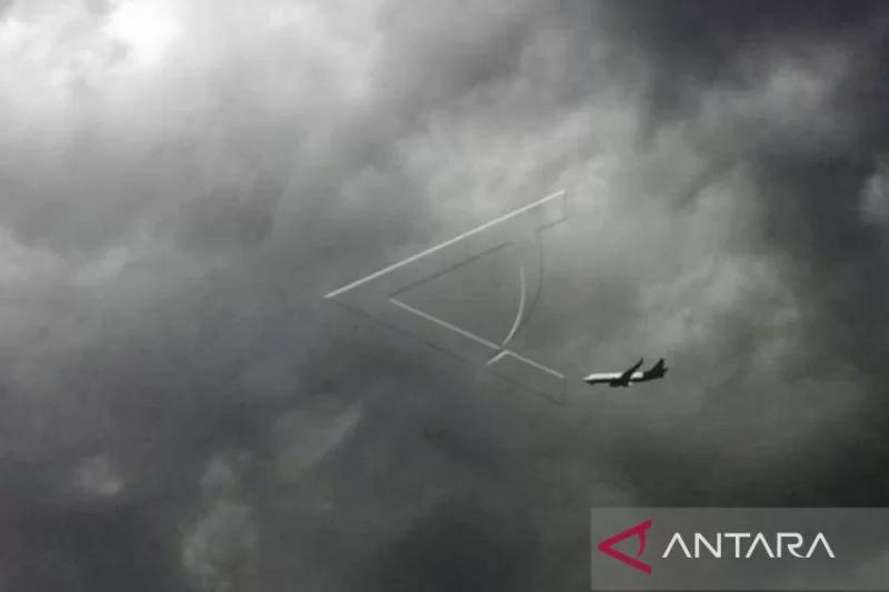 Pesawat berusaha melewati awan tebal. Arsip Foto: Antara/Yusran Uccang/hp.