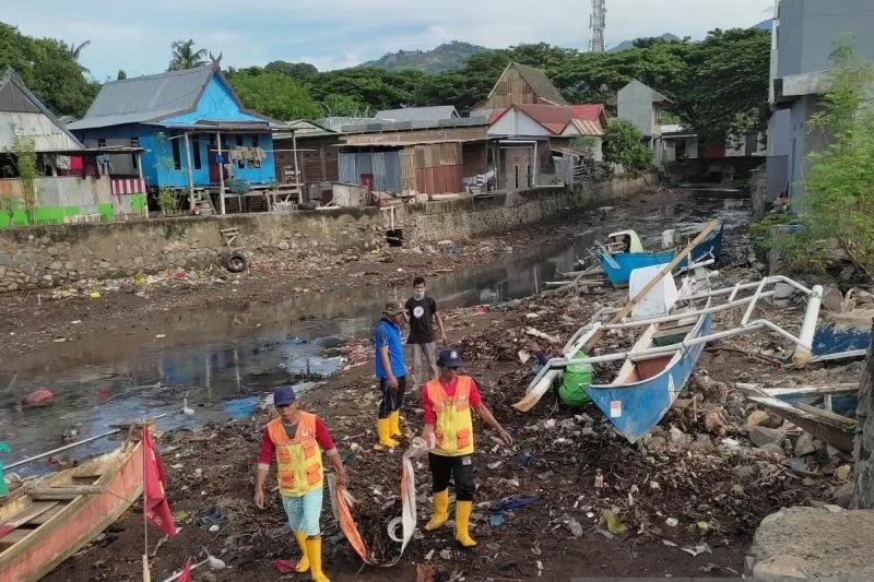 Giat bersih-bersih di muara sungai Kabupaten Bantaeng dalam rangka Hari Peduli Sampah Nasional 2022, Senin, 21 Februari 2022. Foto: Antara/HO-DLH Sulsel