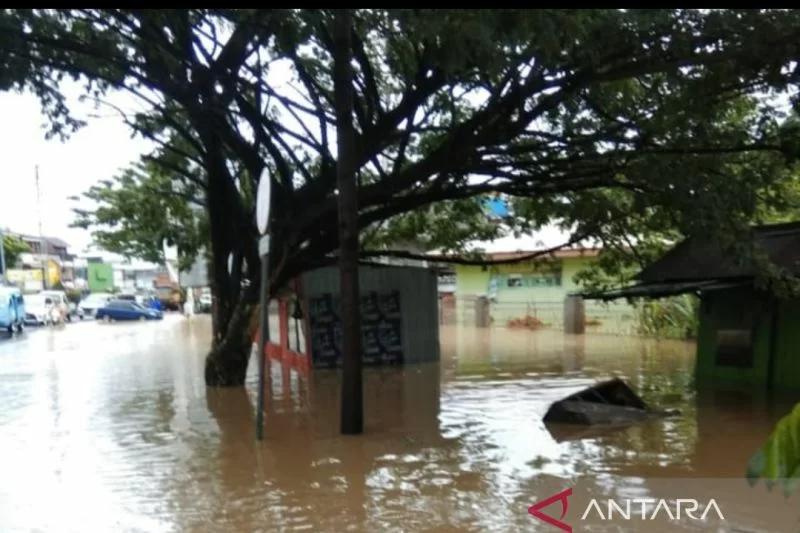 Banjir yang terjadi di jalan poros Kabupaten Maros dan Kota Makassar akibat intensitas hujan yang tinggi. Foto: Antara/Suriani Mappong