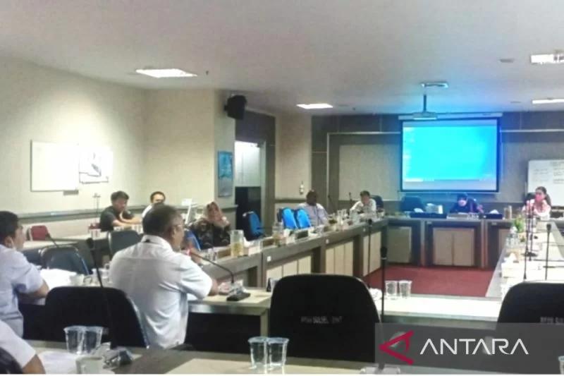 Suasana rapat kerja membahas kelangkaan minyak goreng di ruang Komisi B, kantor DPRD Sulawesi Selatan, Makassar, Rabu, 23 Februari 2022. Foto: Antara/Darwin Fatir