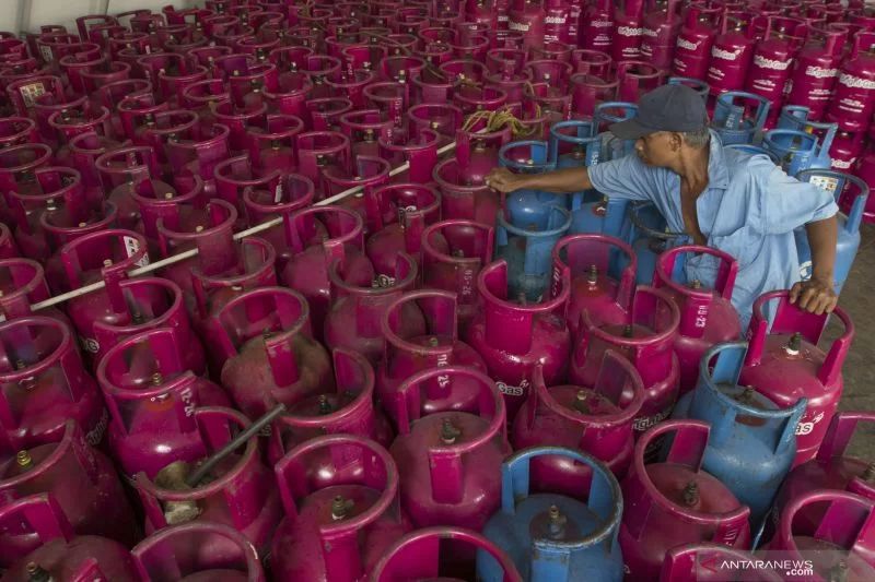 Pekerja menata tabung gas elpiji nonsubsidi di salah satu agen di Petojo, Jakarta, Selasa, 28 Desember 2021. Foto: Antara/Aditya Pradana Putra/aww.