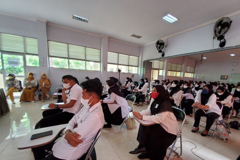 Ratusan peserta mengikuti seleksi rekrutmen tenaga gizi pendamping desa (TGPD) di Makassar, 26 Februari 2022. Foto: Antara/HO