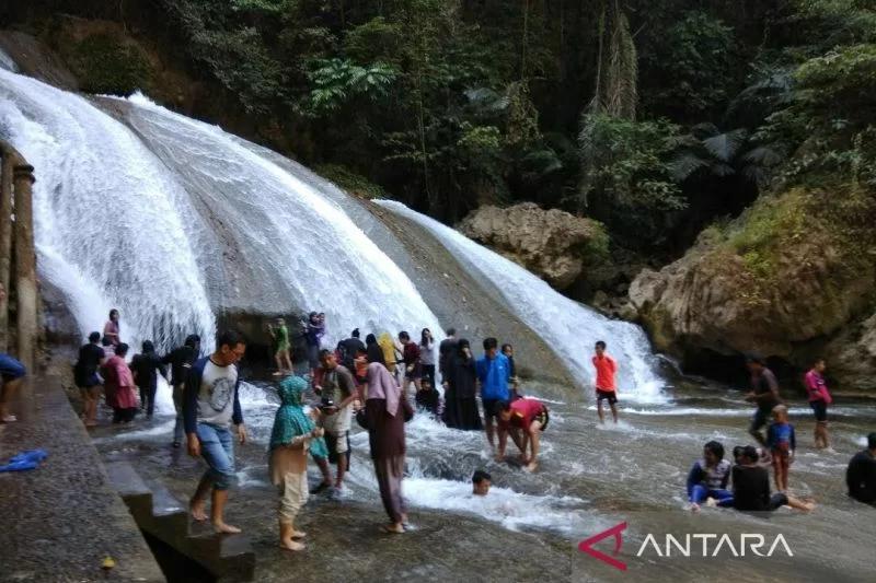 Suasana Taman Wisata Alam Bantimurung di Kabupaten Maros yang menjadi salah satu destinasi unggulan Sulawesi Selatan. Foto: Antara/Suriani Mappong