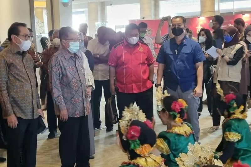 Ketua IKA Unhas HM Jusuf Kalla (dua kiri) disambut tarian etnik Sulsel pada acara Mubes IKA Unhas di Makassar, Jumat, 4 Maret 2022. Foto: Antara/HO