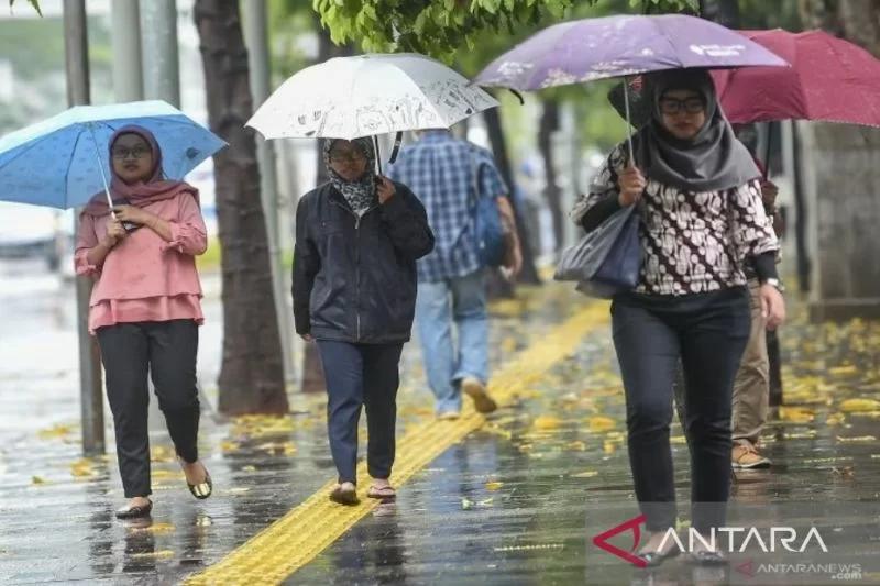 Ilustrasi - Prakiraan cuaca berpotensi hujan. Foto: Antara/Maghfur