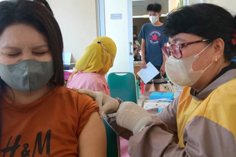 Ilustrasi pelaksanaan vaksinasi covid-19 di Makassar, Sulsel. Foto: Antara/Nur Suhra Wardyah