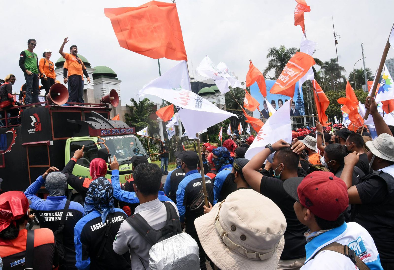 Presiden Partai Buruh Said Iqbal (kiri) berorasi menolak penundaan pemilu 2024 di depan Gedung DPR, Jakarta, Jumat, 11 Maret 2022. Foto: Antara/Indrianto Eko Suwarso
