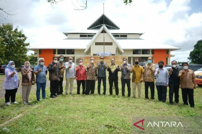 Dikjen Dikti Riset dan Teknologi Kemendikbudristek, Nizam bersama rombongan saat mengunjungi Institut Teknologi BJ Habibie di Kota Parepare, Sulsel, Senin, 14 Maret 2022. Foto: Antara/HO- Humas ITH