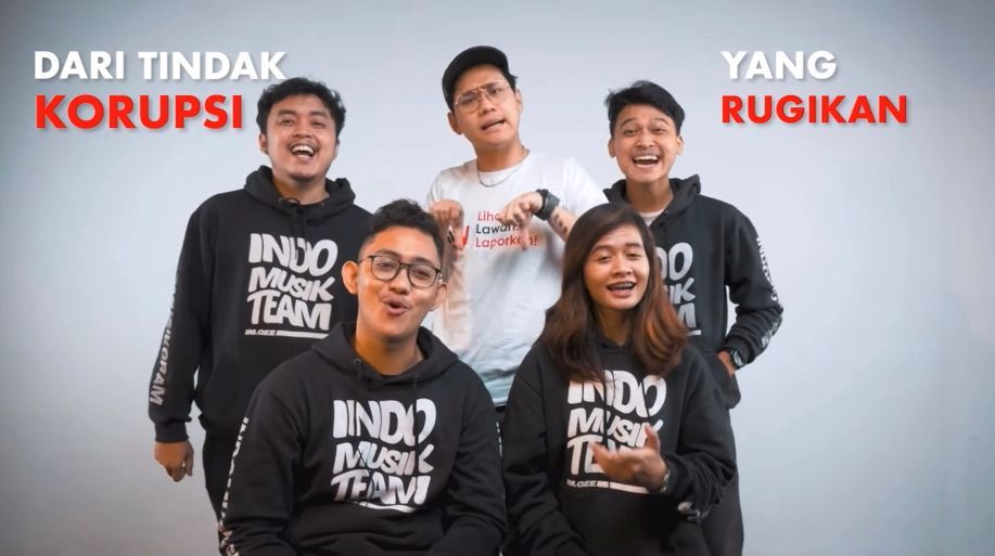 Indra Kenz dan musisi Indomusikgram nyanyikan lagu 'Lihat, Lawan, Laporkan' di akun YouTube KPK RI, 5 Agustus 2021. Foto: YouTube KPK RI