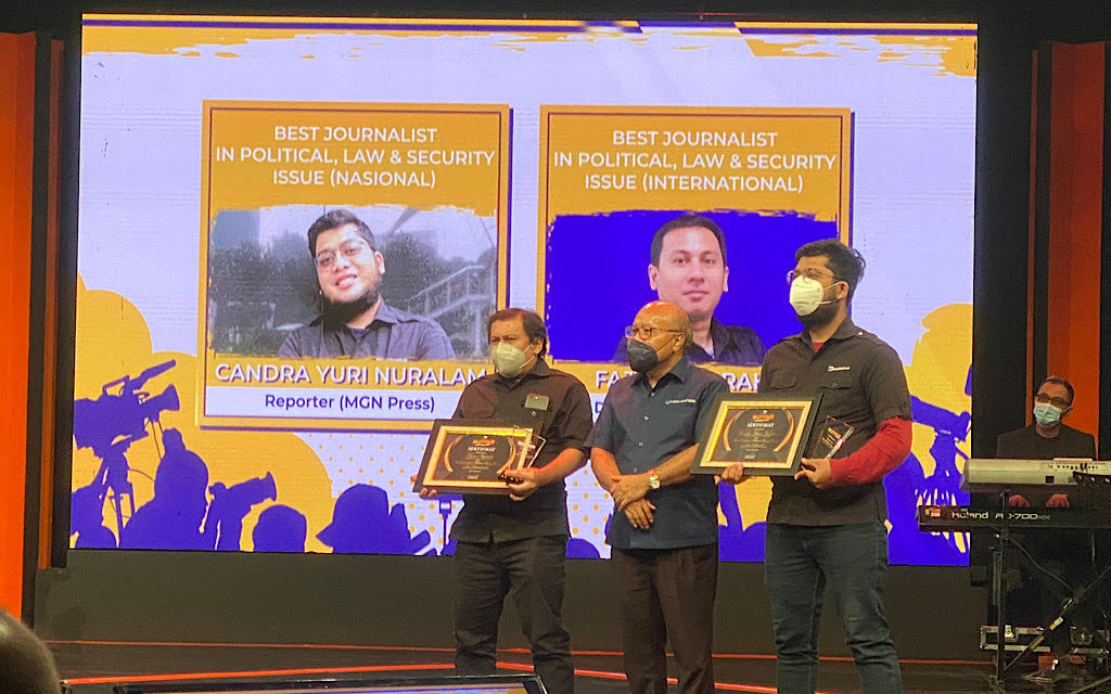 Jurnalis Medcom Fajar Nugraha dan Candra Yuri Nuralam mendapat penghargaan dalam Journalist Day 2022