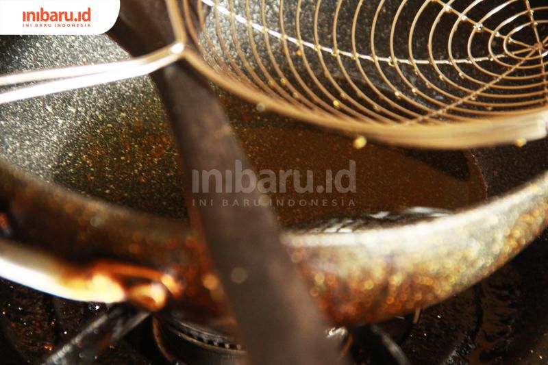 Tips menghemat pemakaian minyak goreng yang bisa Anda terapkan di rumah. Foto: Inibaru.id/Triawanda Tirta Aditya