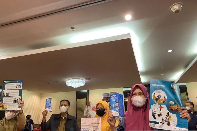 Sejumlah pemerhati anak saat mengangkat poster advokasi pencegahan perkawinan anak pada Peringatan Hari Perempuan Internasional di Makassar. Foto: Antara/Nur Suhra Wardyah