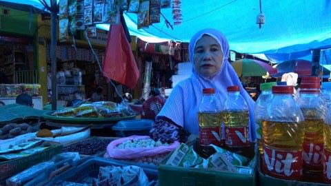 Salah pedagang di Pasar Tradisional Pa'baeng-baeng, Kota Makassar, Sulawesi Selatan, Rabu, 23 Maret 2022. Foto: Medcom.id/Muhammad Syawaluddin