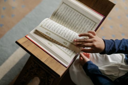 Keutamaan mengamalkan Al-Quran setiap hari. Foto: Pexels