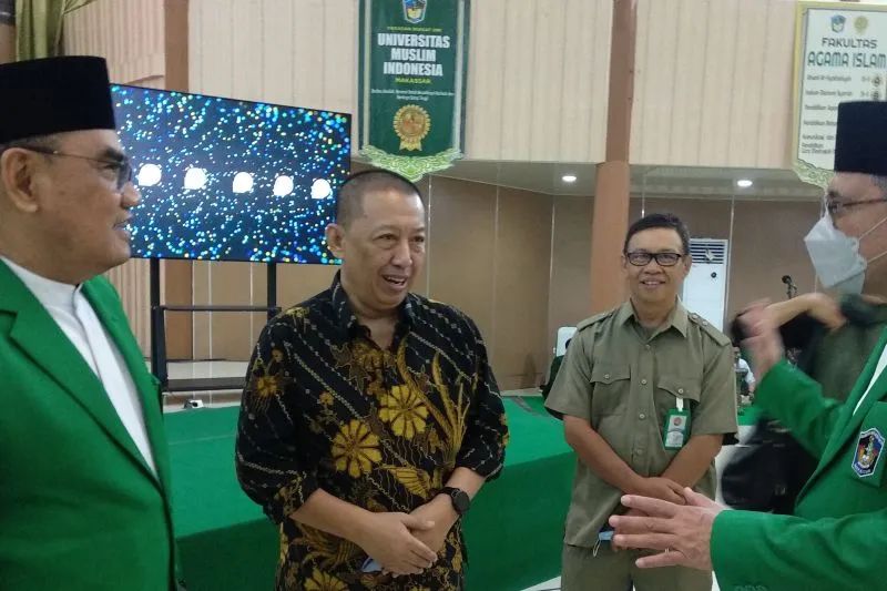 Rektor UMI Basri Moddding (kiri) berbincang bersama Kepala BP2MI Makassar Agus Bustami (tengah) dan petinggi UMI di Makassar, Kamis, 31 Maret 2022. Foto: Antara/Abd Kadir