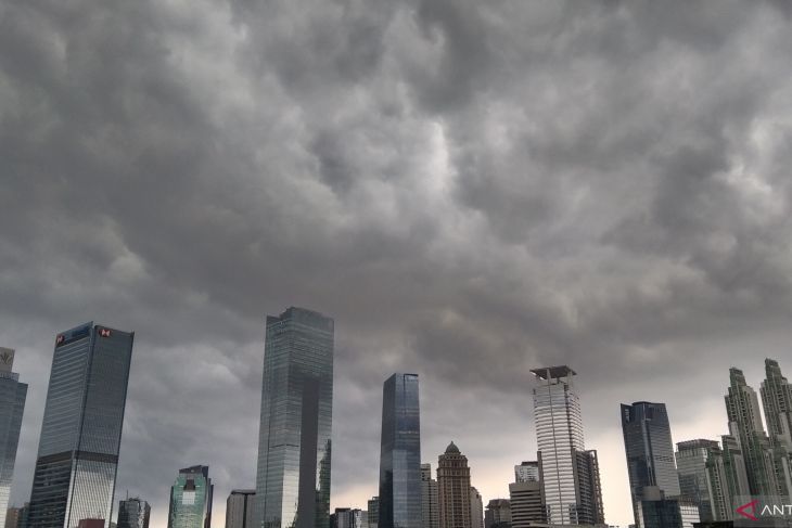 Mendung tebal menghiasi langit Jakarta diamati dari kawasan Setiabudi, Jakarta Selatan, Senin, 14 Maret 2022. Foto: Antara/Dewa Ketut Sudiarta Wiguna