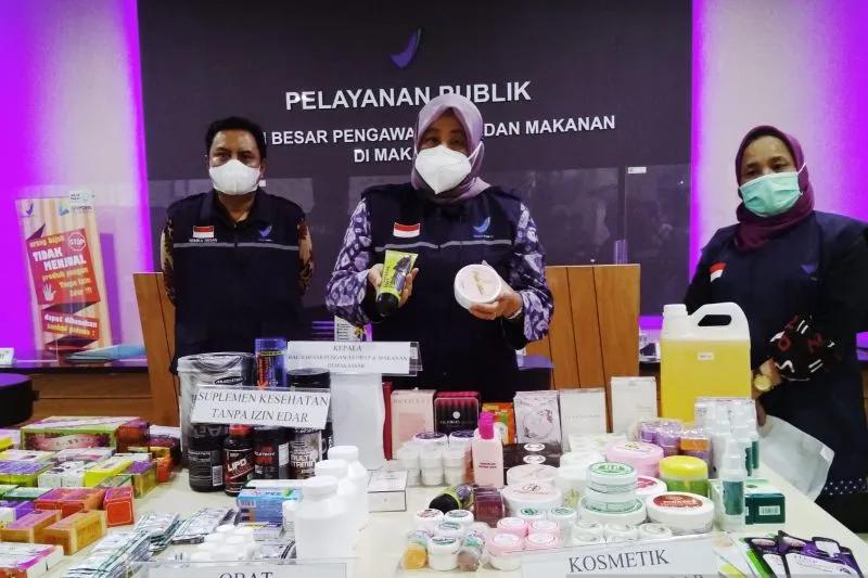 Kepala Balai Besar Pengawasan Obat dan Makanan (BBPOM) Makassar Hardaningsih memperlihatkan produk kosmetik yang mengandung zat berbahaya dan tidak memiliki izin edar di Makassar. Foto: Antara/Suriani Mappong