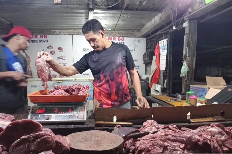 Suasana aktivitas perdagangan jual beli daging sapi di Pasar Terong, Makassar. Foto: Antara/Suriani Mappong