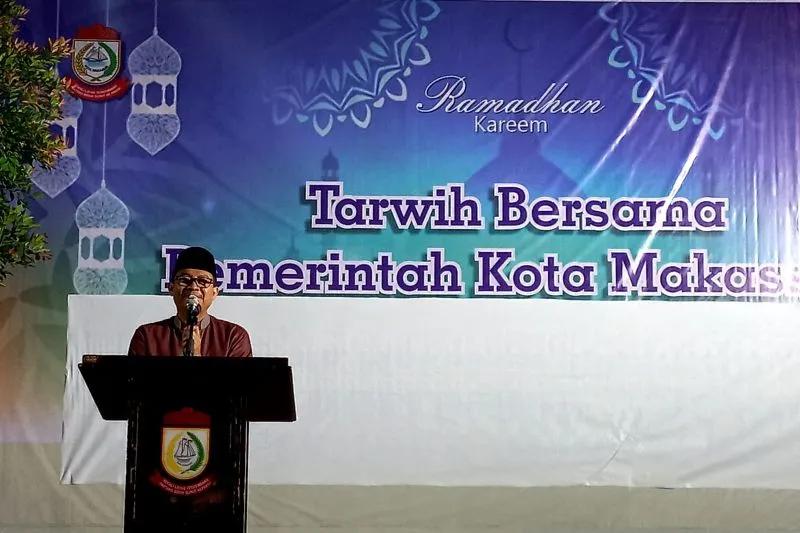 Ketua Baznas Makassar Ustad Ashar Tamanggong saat membawakan ceramah agama di halaman Balai Kota Makassar. Foto: Antara/HO-Humas Pemkot